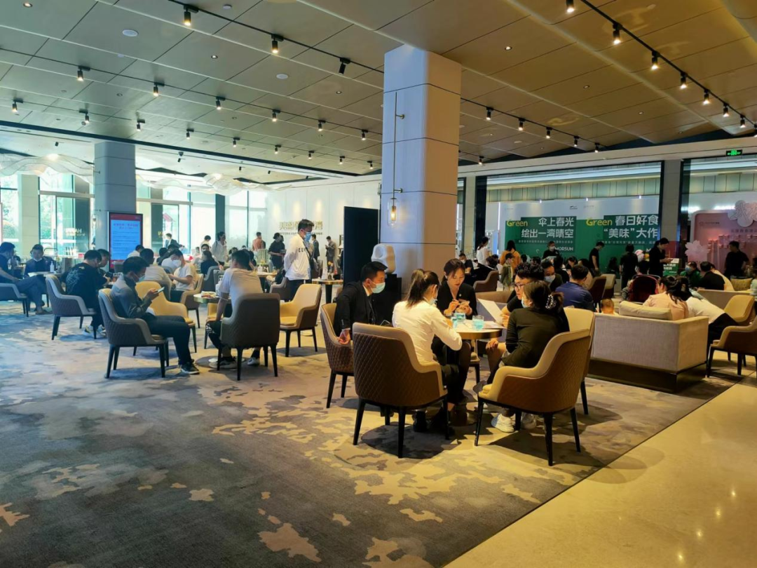 鄭州市金水區(qū)某項目售樓處擠滿了購房者.png