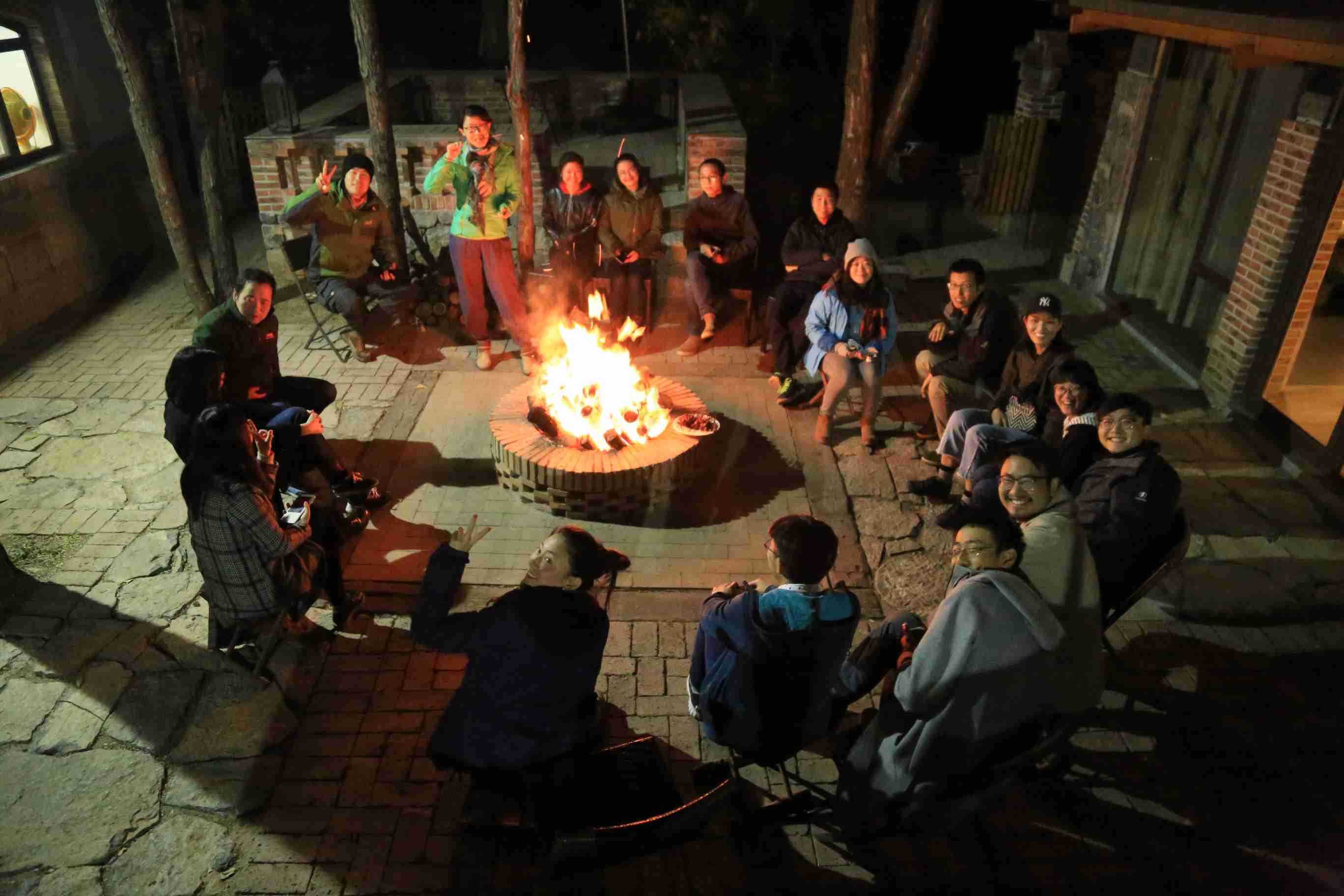 圖13  圍著火塘聊天夜話，成為東莊最具吸引力的場景.jpg